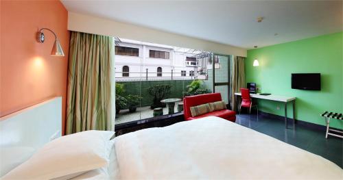广州广州市白宫酒店的配有一张床、一张书桌和一扇窗户的酒店客房