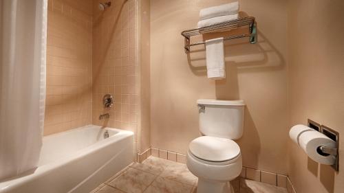 Calexico约翰·杰伊贝斯特韦斯特酒店的浴室配有白色卫生间和浴缸。