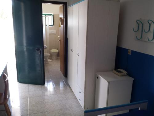 斯特龙博利Villa Petrusa的客房设有带卫生间的浴室和走廊