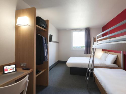 帕雷·勒·毛尼尔B&B HOTEL Paray-le-Monial的酒店客房配有两张床和一张书桌