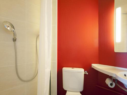 帕雷·勒·毛尼尔B&B HOTEL Paray-le-Monial的带淋浴、卫生间和盥洗盆的浴室