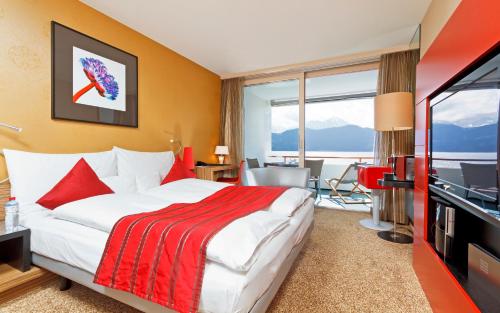 韦吉斯韦吉斯波斯特酒店的酒店客房,配有床和电视