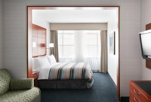 芝加哥中央鲁普酒店的配有一张床和一把椅子的酒店客房