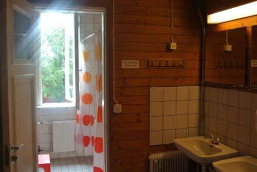 波尔沃Porvoo Hostel的一间带水槽和镜子的浴室以及窗户。