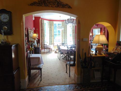 拉夫堡活力维旅馆的一间带拱门和桌椅的用餐室