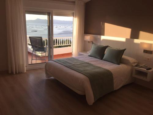 里博雷多Hotel Mirador Ría de Arosa的一间卧室配有一张床,享有海景