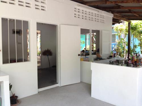 通萨拉海门海滩度假村的厨房设有白色的墙壁和台面