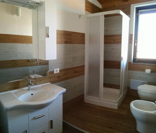 卡普多兰多Appartamenti Vacanze Mareemare的一间带水槽、卫生间和淋浴的浴室