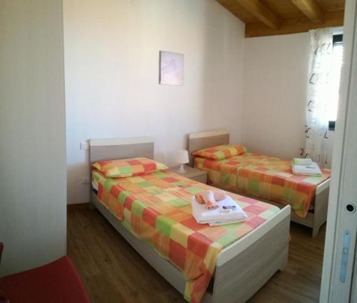 卡普多兰多Appartamenti Vacanze Mareemare的一间客房内配有两张床的房间