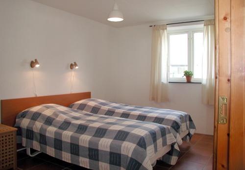 GislövSkönadal B&B的一间卧室配有一张带 ⁇ 子毯子的床