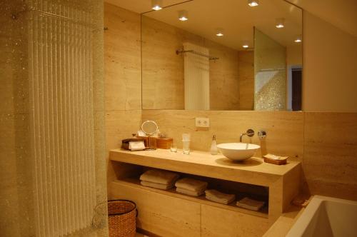 ZandvoordeB&B Cottage Sandfort的一间带水槽和镜子的浴室