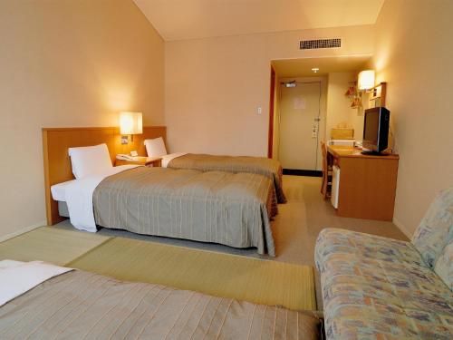 花卷市福尔克罗洛花卷东和酒店的酒店客房设有两张床和电视。