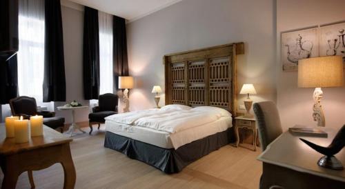 博尔戈罗坎达波尔格贾尼康体酒店的酒店客房,配有一张床、一张桌子和椅子