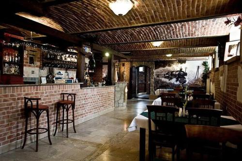 奥斯特罗维茨波德帕罗文赛酒店的餐厅设有酒吧,配有桌椅