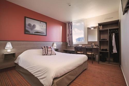 圣安德烈莱韦尔热特鲁瓦艾斯酒店的酒店客房带一张床和一个厨房