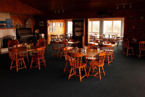 WestportBrier Island Lodge的用餐室配有木桌和椅子