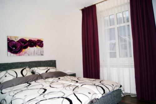 费尔德基希罗瑟格豪斯公寓的一间卧室设有一张床和一个窗口
