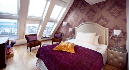 海宁格松阿曼达克拉丽奥连锁酒店的一间卧室配有一张床、两把椅子和窗户