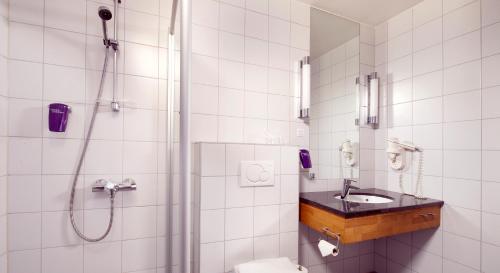 阿曼达克拉丽奥连锁酒店的一间浴室