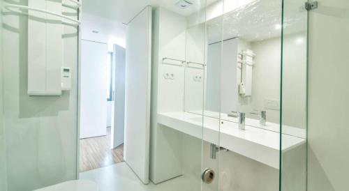 波尔图大教堂设计公寓的一间带玻璃淋浴和卫生间的浴室
