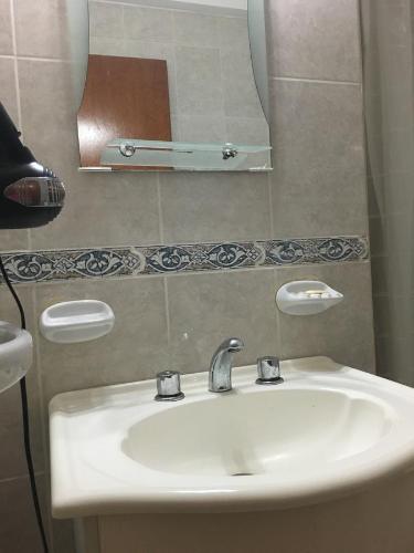 科隆Apartamento Los Abuelos的一间带水槽和镜子的浴室