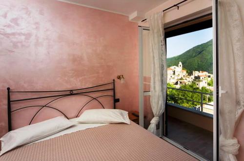Balestrino阿尔伯格瑟奇旅馆的一间卧室设有一张床和一个美景窗户。