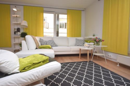 塔林Bright Home的客厅配有白色沙发和黄色窗帘