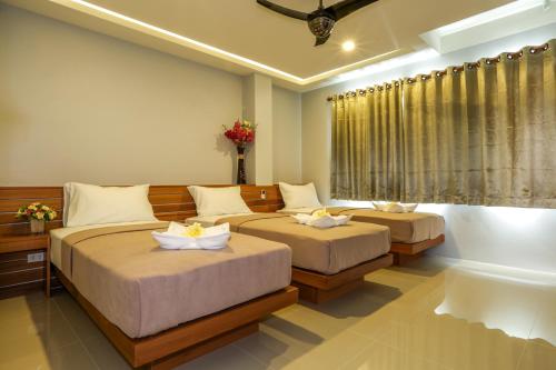 涛岛清凉生活高涛岛酒店的一间卧室设有两张床和窗户。