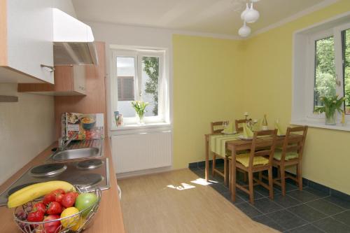 萨尔茨堡海林阁公寓的厨房配有桌子和一碗水果