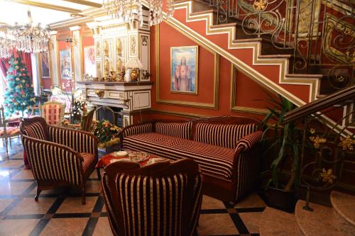 尼什Apartmani Vivaldi Niš的客厅设有两张沙发和一个楼梯