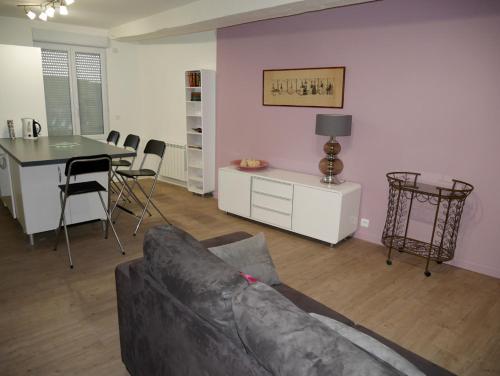佩里格Maison Authier的客厅配有沙发和桌子
