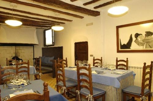 MunébregaLa Casona del Solanar的一间带桌椅和壁炉的用餐室