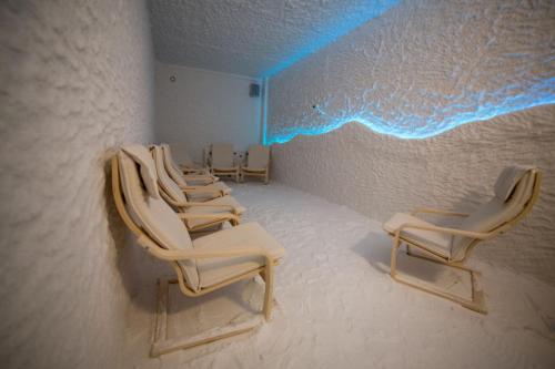 斯文托伊厄纳杰帝卡斯健康与康体中心度假村的蓝色灯的房间的一排椅子