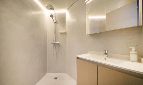 拉加里加Sono House的带淋浴和盥洗盆的白色浴室