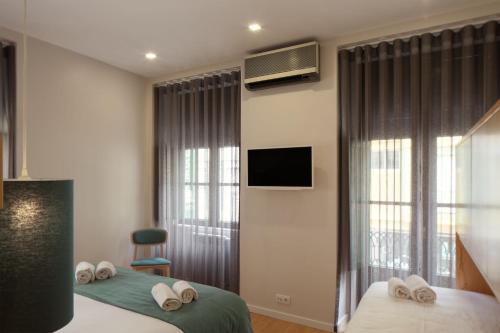 波尔图博阿维斯塔宾馆的一间酒店客房,设有两张床和电视