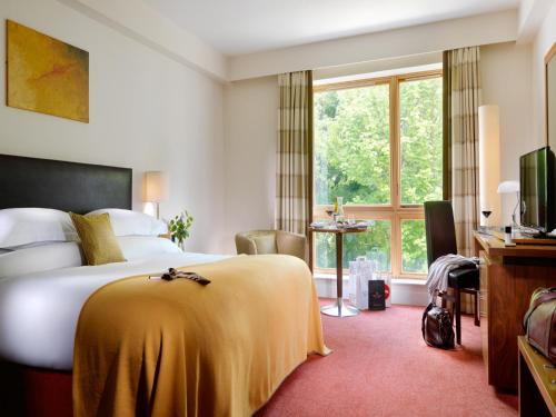 特拉利庄园西温泉及休闲俱乐部酒店的酒店客房设有床和窗户。
