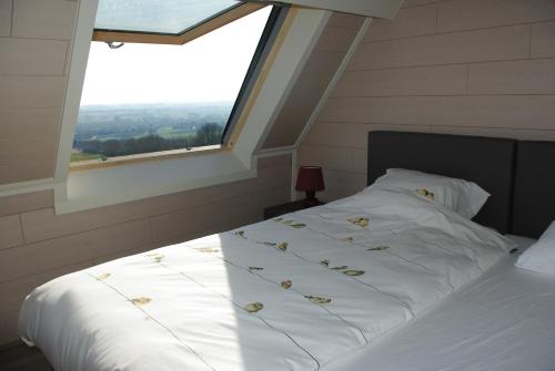 AmougiesGîte Horlitin的卧室配有白色的床和窗户