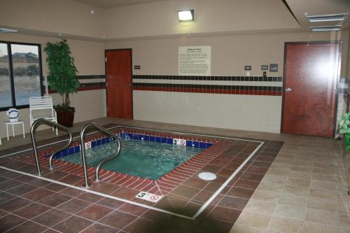 克雷格Hampton Inn & Suites Craig, CO的游泳池位于带