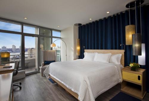 纽约Arthouse Hotel的一间卧室设有一张大床和一个大窗户