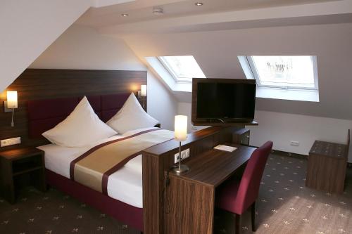 弗雷兴罗卡姆酒店的一间酒店客房,配有一张床和一台电视