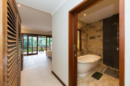 乌布阿拉姆迪尼酒店的一间浴室