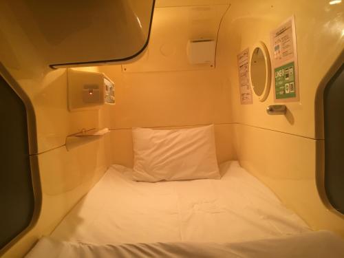 东京Gran Custama Ueno的飞机后部的小床