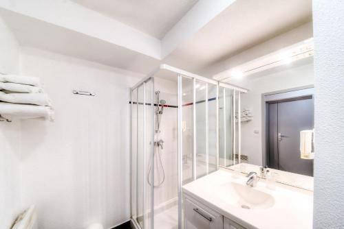 贝桑松泽尼涂德城市公寓的带淋浴和盥洗盆的白色浴室