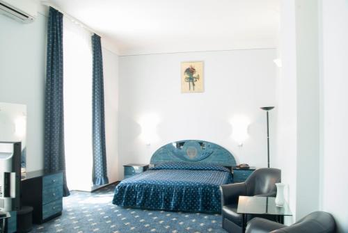 卢戈日Hotel Dacia的一间卧室配有蓝色的床和椅子