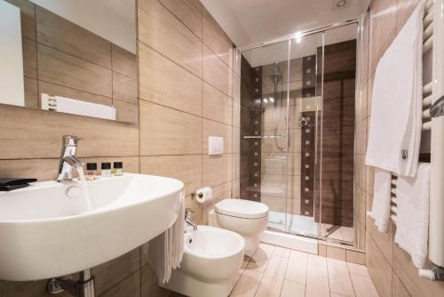拉戈堡Isola Verde Resort的一间带水槽和卫生间的浴室