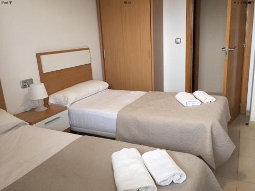 阿利坎特Alicante Mar的酒店客房,配有三张床和毛巾