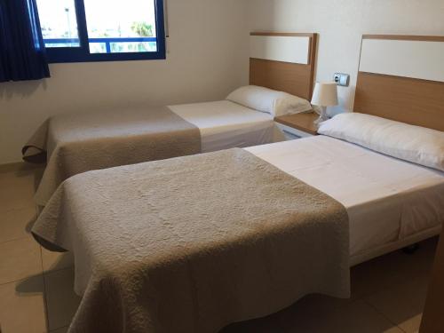 阿利坎特Alicante Mar的酒店客房设有两张床和窗户。