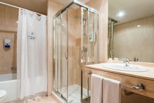 富恩拉夫拉达Hotel Las Provincias的带淋浴和盥洗盆的浴室