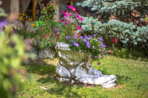 采尔马特浪漫酒店的花园里种有花的石头种植园