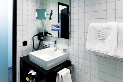 达沃斯莫洛桑尼五十一号酒店 - 仅提供客房的白色的浴室设有水槽和镜子